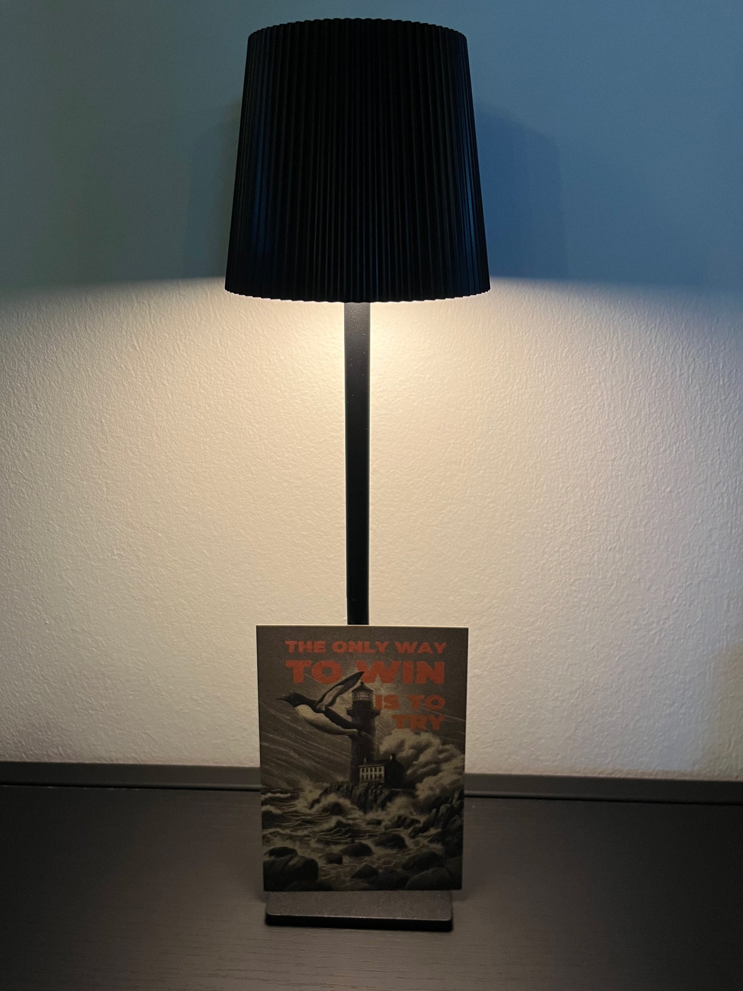 Postkarte mit Aufschrift "The only way to win is to try" Pinguin mit Lampe