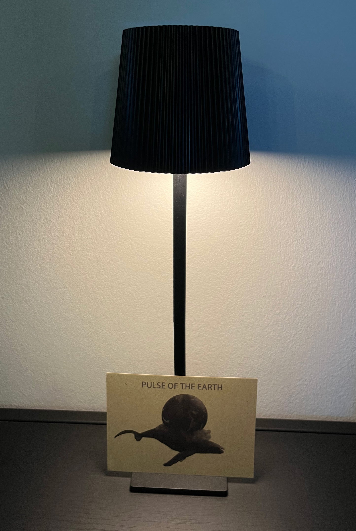 Postkarte Wal mit Aufschrift "Pulse of the earth" von GegenVind mit Lampe