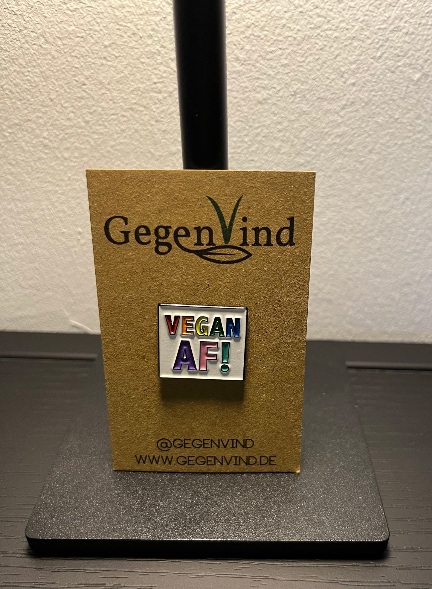 Metal-Pin Vegan AF von GegenVind mit Karte