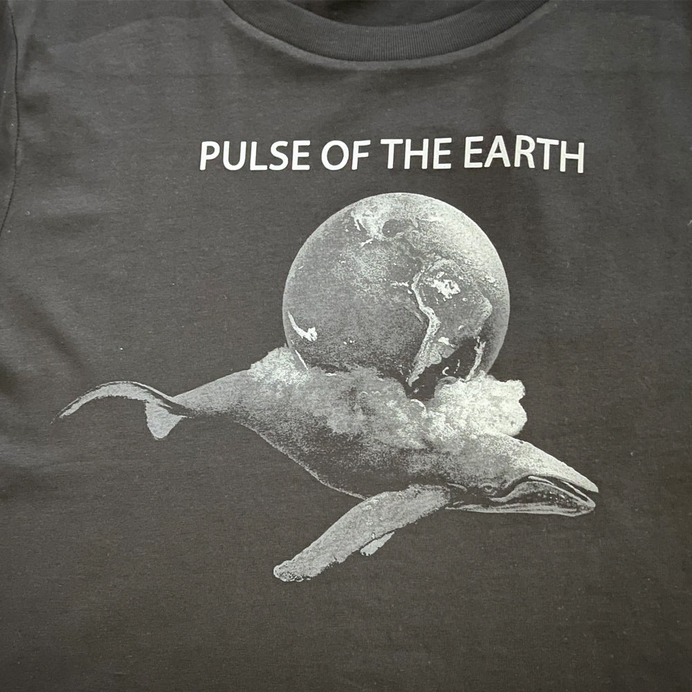 Wal Shirt Detail mit Aufschrift "Pulse of the Earth" von GegenVind