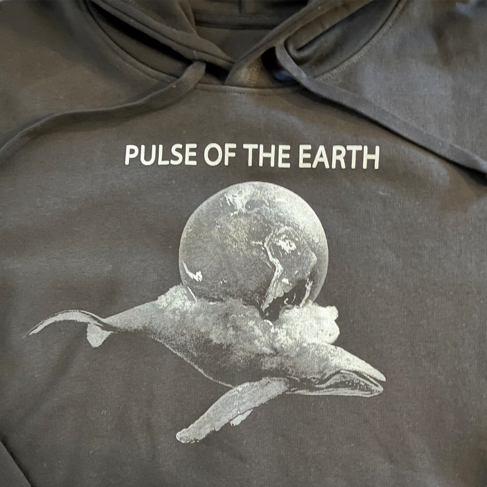 Wal Hoodie Detail mit Aufschrift "Pulse of the Earth" von GegenVind